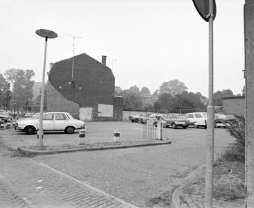 880783 Gezicht op een parkeerplaats aan de Kruisstraat te Utrecht.